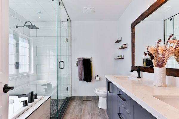 Fertig saniertes Badezimmer mit bodengleicher Dusche und hellen Großformatfliesen
