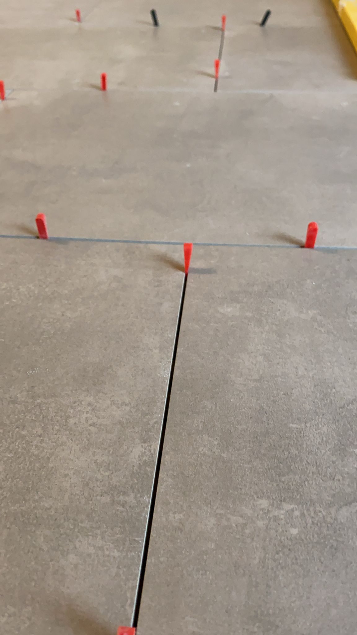 Verlegen großformatiger Terrassenplatten mit Fugenkreuzen