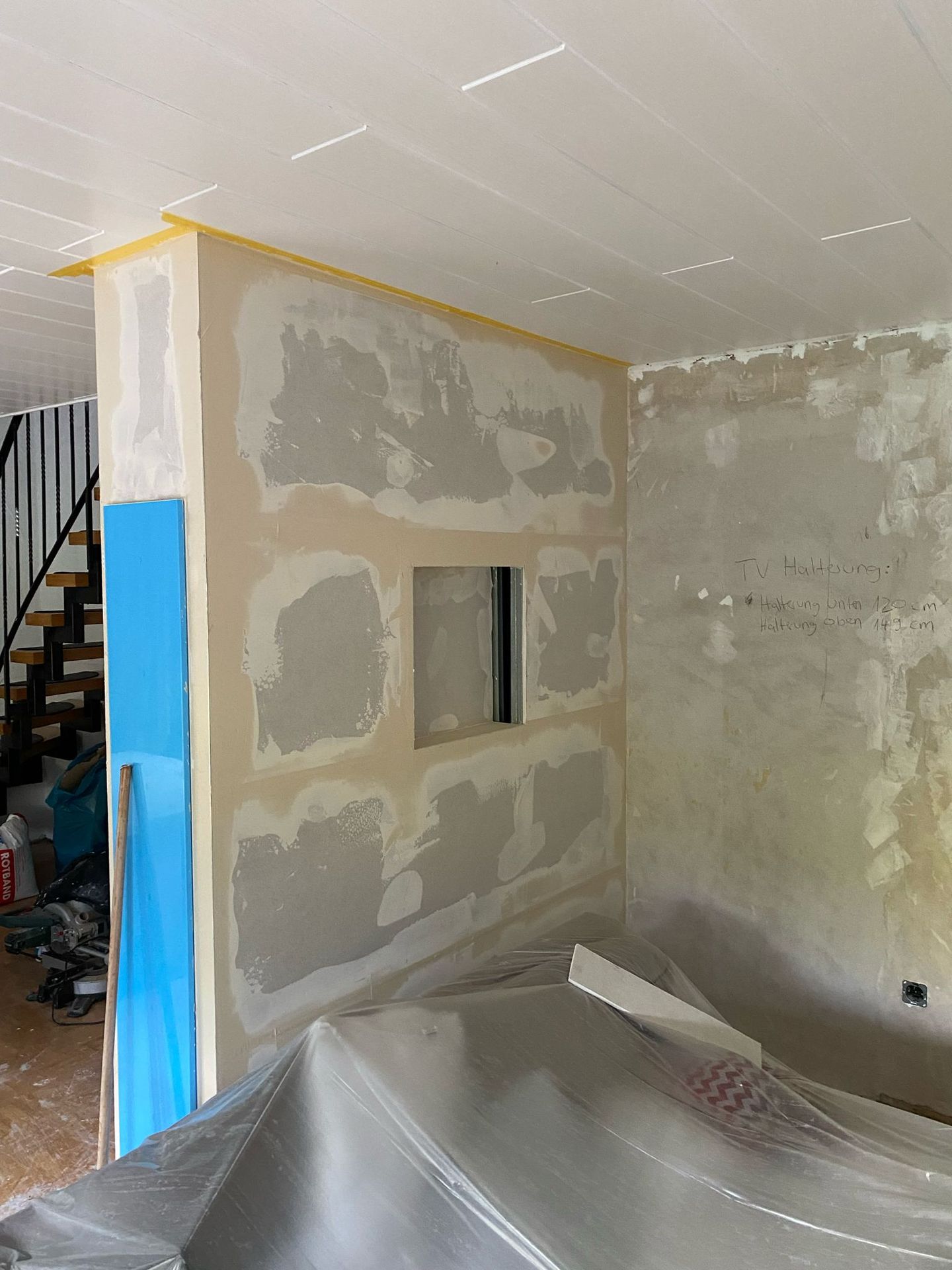 Gespachtelte Trockenbauwand mit Wandnische, vorbereitet für den Anstrich